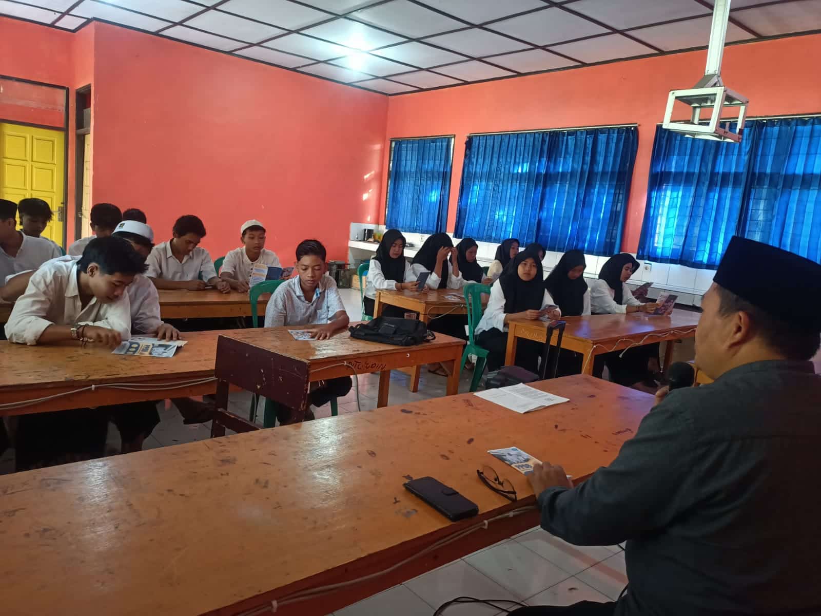 Kegiatan Sosialisasi PPDB SMK Negeri 1 Kopang di SMP Negeri 4 Batukliang